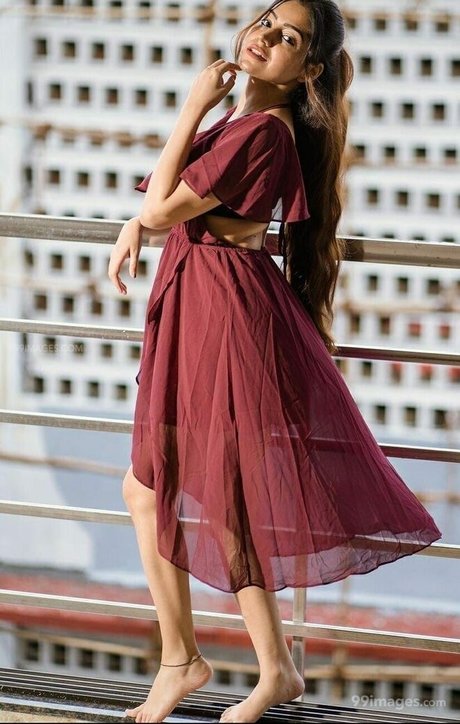 Simran Kaur Hundal star high quality img