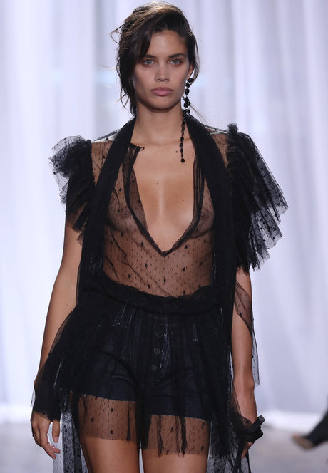 Sara Sampaio hot actress galleries