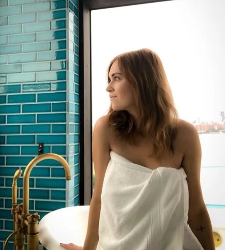 Eliza Taylor art star pics