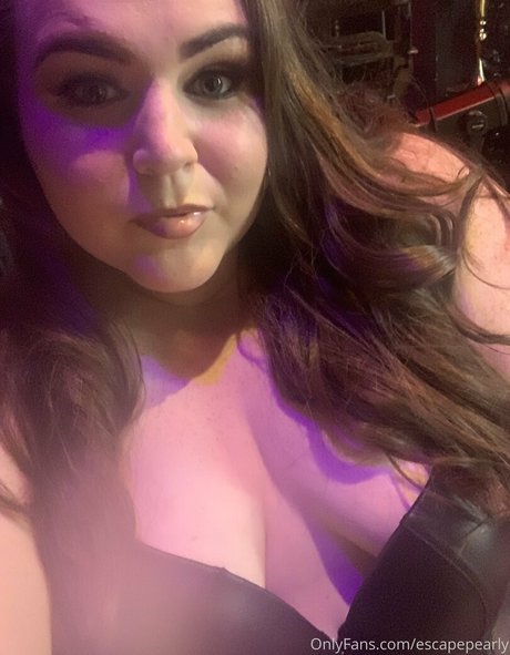 escapepearly hot model pic