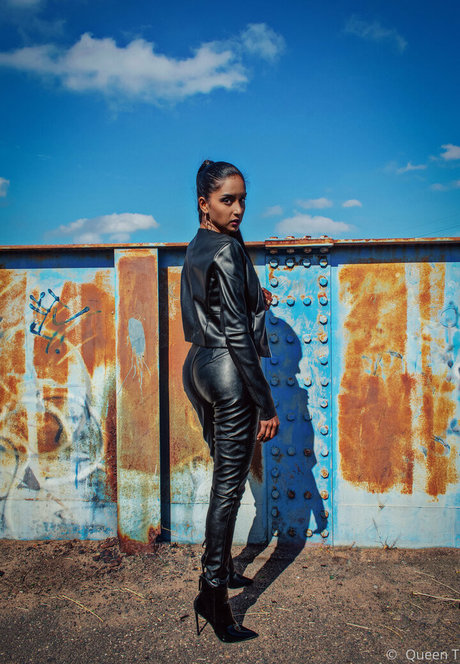 thequeentrish model nude image