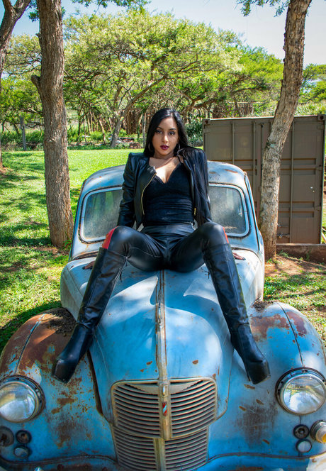 thequeentrish model best pic