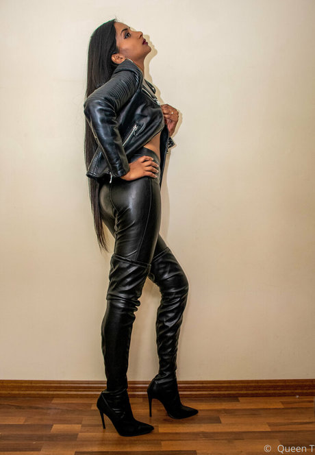 thequeentrish star exclusive pics