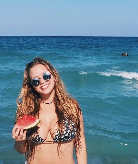 Amanda R model naked photos