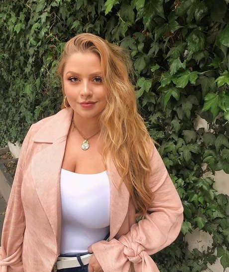 Amanda R sexy actress photos