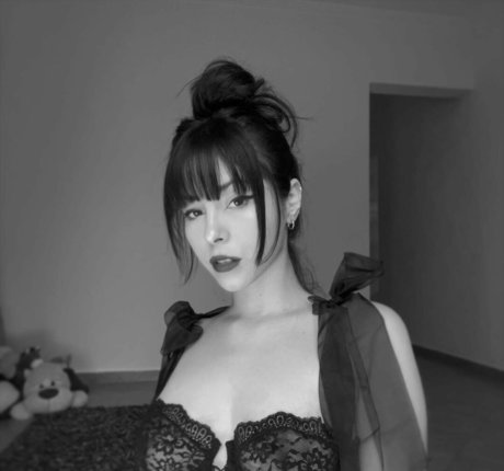 Caroline Favorino exclusive model pic