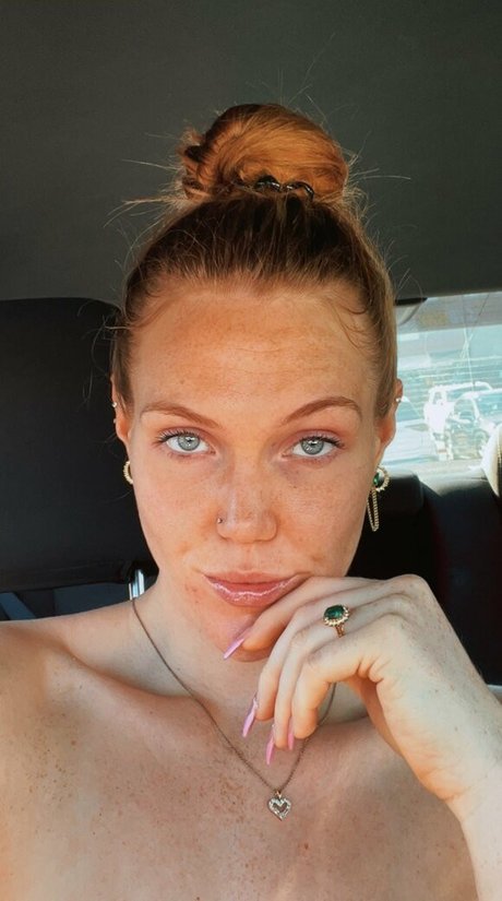 Alex The Amazon model free image