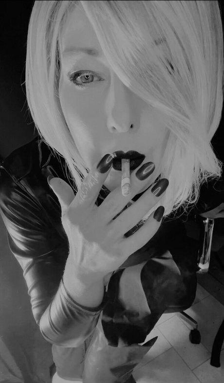 smokingqueenalina naked actress image