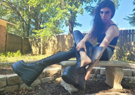 maemerciless nude model photo