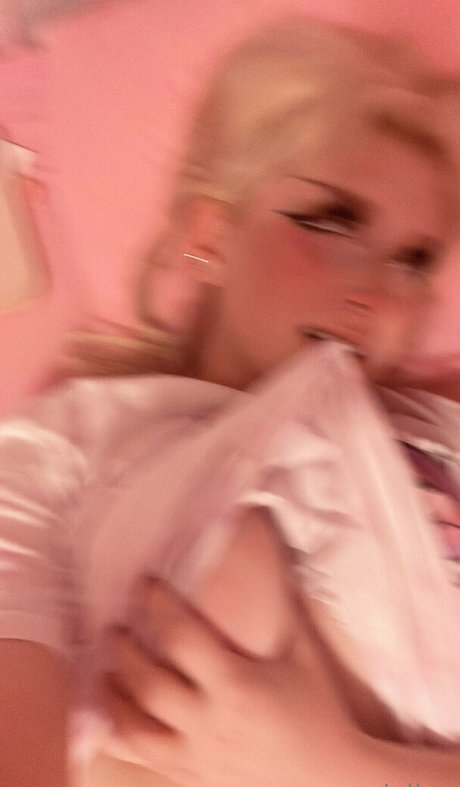 saradeline model high quality picture