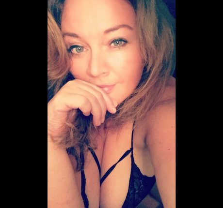 dutchcurvesinheels hot model pic