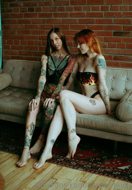 itsrosemoon model art gallery