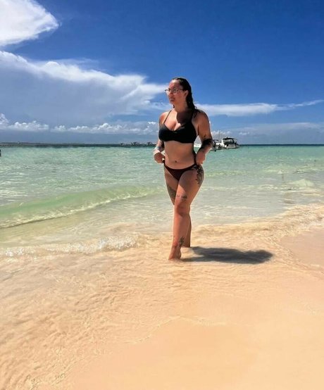 Melina Azzizi erotic pornstar photo