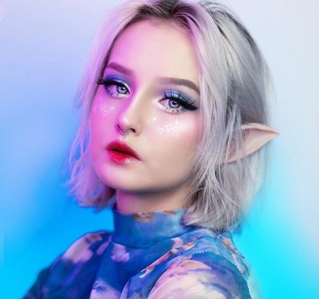 Momjesus model nude photos