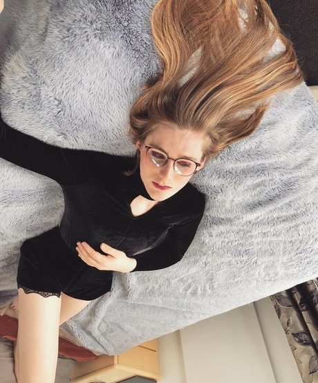 Alice In Wonder1and model naked pic