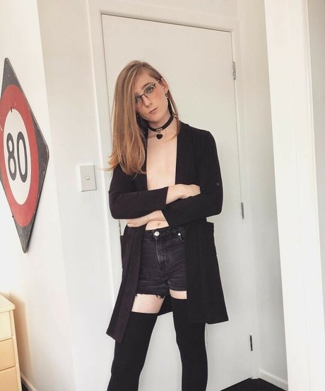 Alice In Wonder1and free model picture