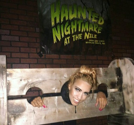 MoreSaige sex model image