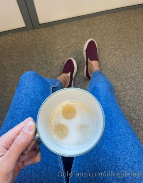 lilfragilefeet erotic model image