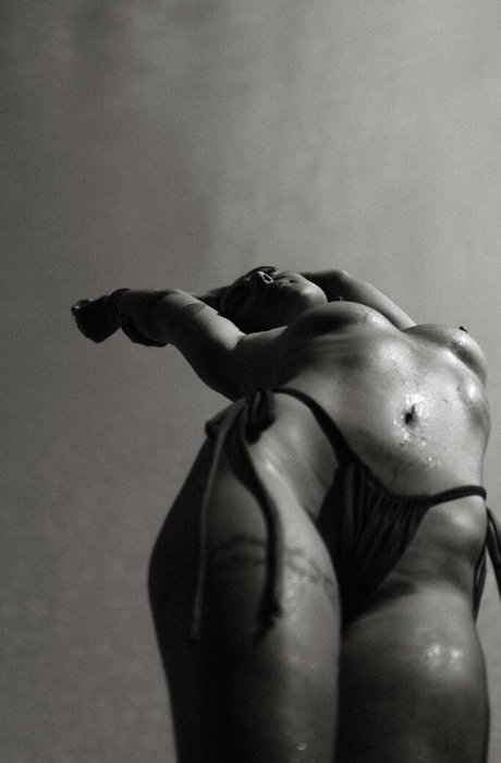 Poetiquegirl naked model img