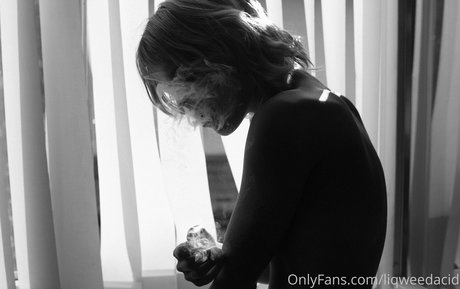 liqweedacid model art gallery