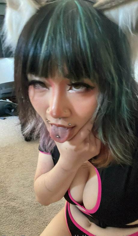 mikiisdamnation model naked pic