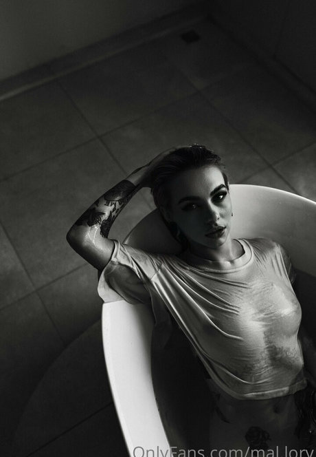mal lory model nude pictures