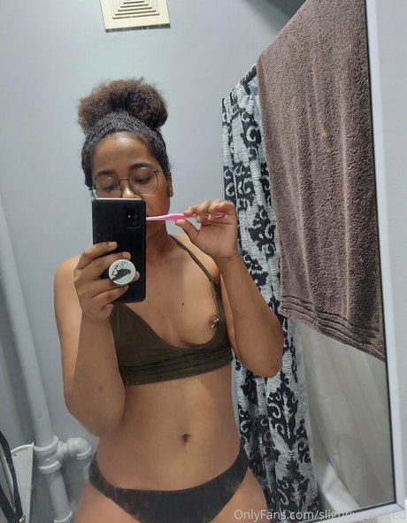 Slightly Expired nudes model pic