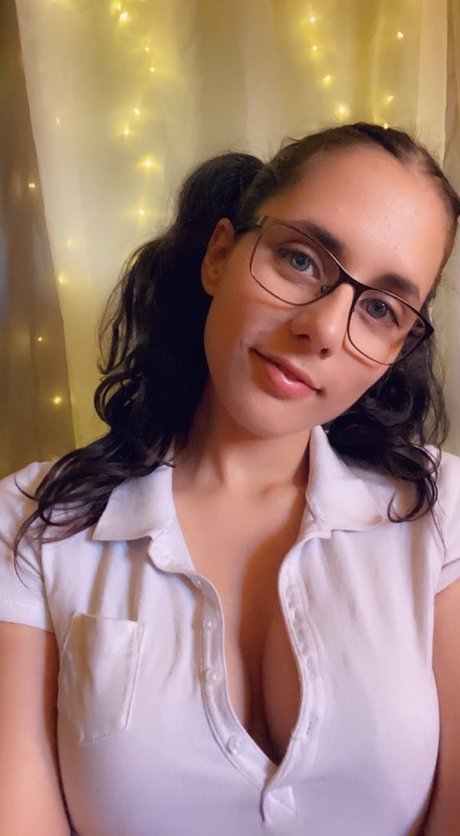 Sexy Saffron model hot image