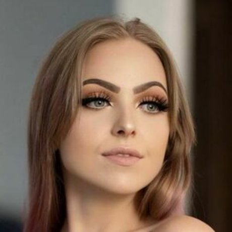 Officialbubblybrooke pornographic model gallery