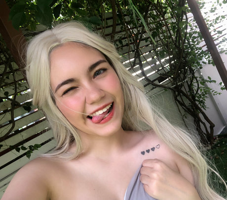 isabellefree naked pornstar img