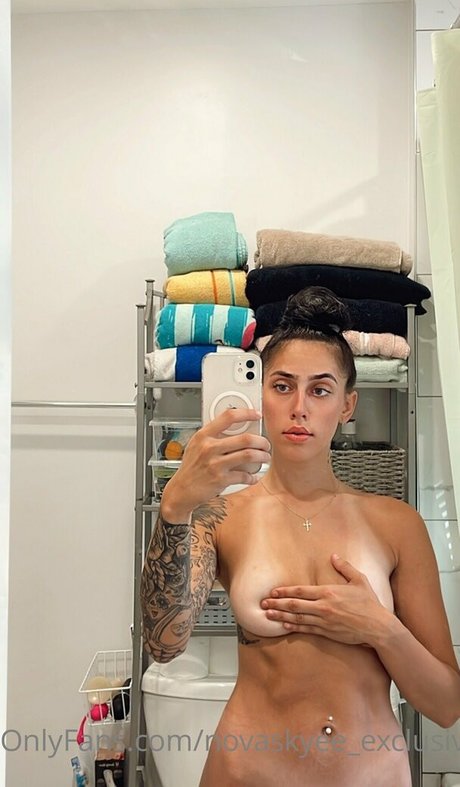 novaskyee exclusive model high quality photo