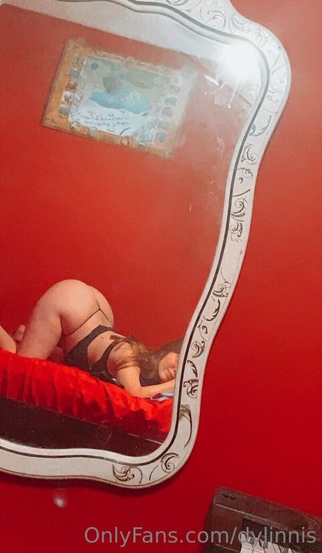 dylinnis model top image